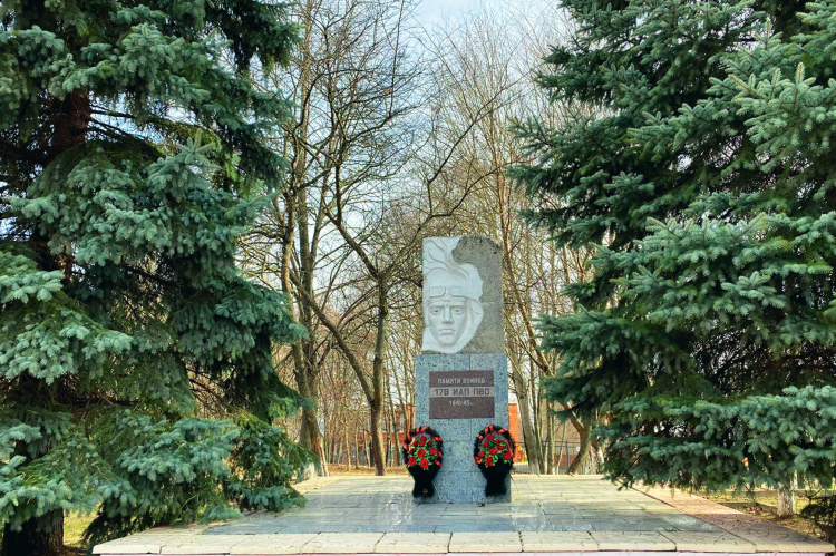 Памятник летчикам 178-го ИАП на  братской могиле  в Липицах.