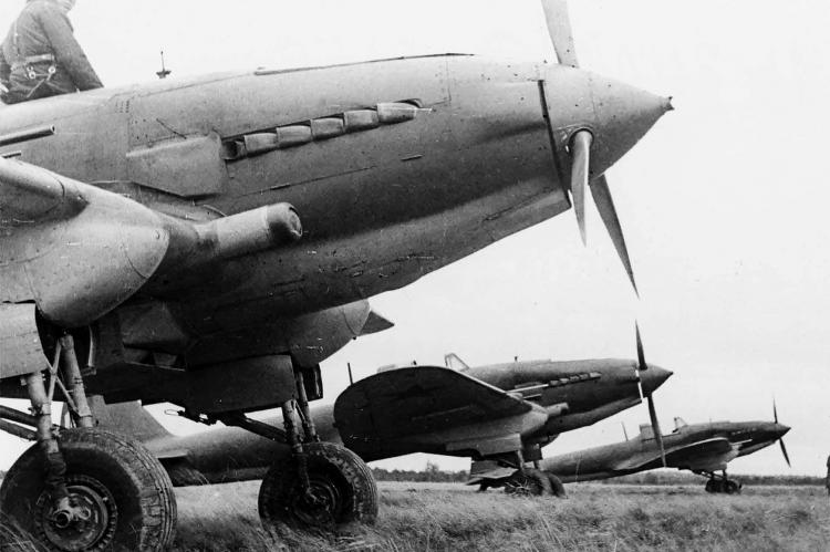 ИЛ-2 ― бронированный самолет штурмовой авиации Великой Отечественной войны.