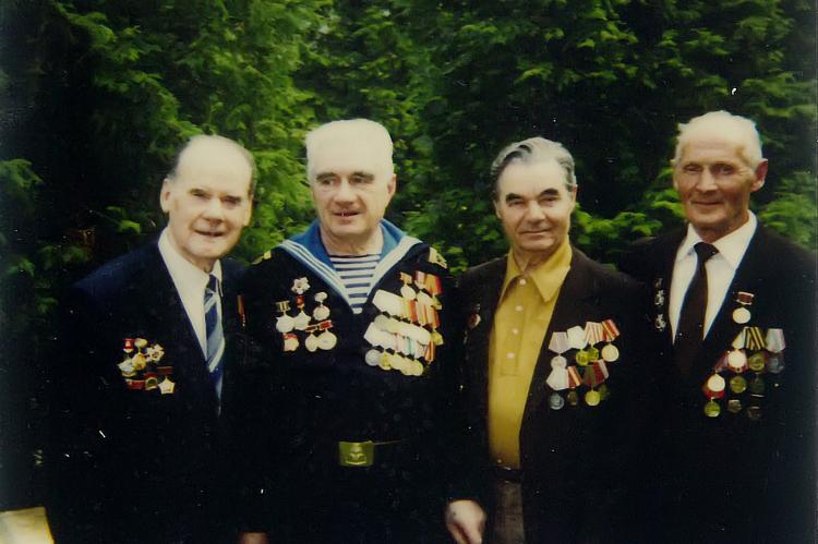 Начало 2000-х, на праздновании Дня Победы. Михаил Иванович Храпов во втором ряду третий слева.