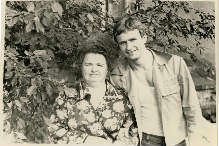 1976 год, г. Елец. С мамой Зинаидой Егоровной. 