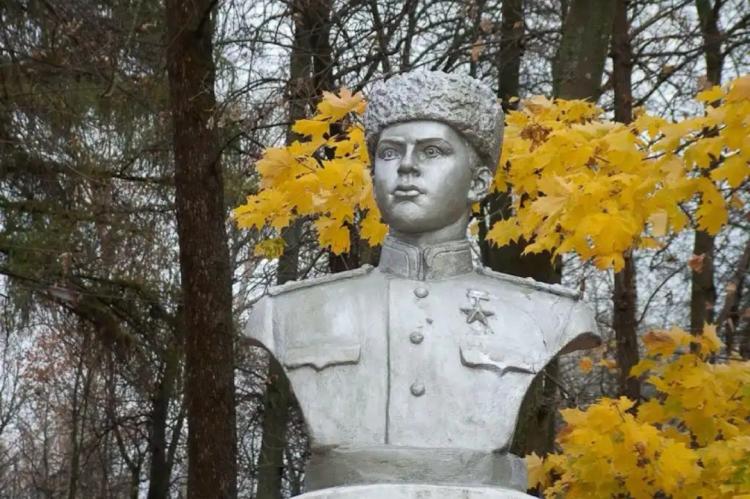 Бюст Героя Советского Союза Олега Степанова в парке, которое носит его имя.