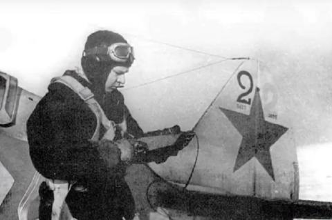 А. Я. Фёдоров у своего МиГ-3, 1941 год.