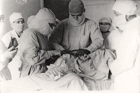 В операционной. Оперирует ведущий хирург серпуховских госпиталей П. П. Рахтанов.