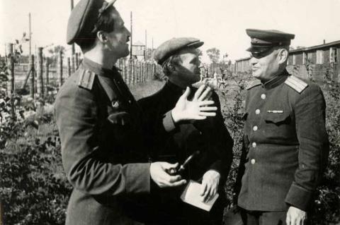 Константин Симонов, Борис Горбатов и Кудрявцев в концлагере Майденек (г. Люблин, Польша). 1944 год.