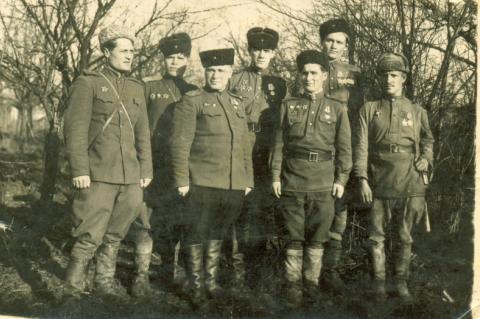 Александр Юрков (второй слева) со своими сослуживцами.