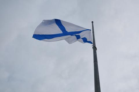 На флагштоке гордо реет Андреевский флаг.