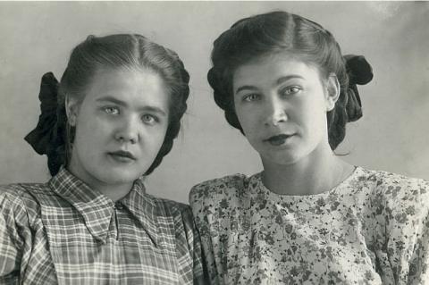 Люся Волкова и Лина Дударева, 1949 г.