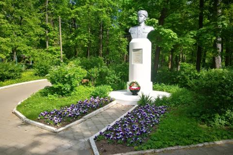 Бюст Героя Советского Союза Олега Степанова в парке, которое носит его имя.