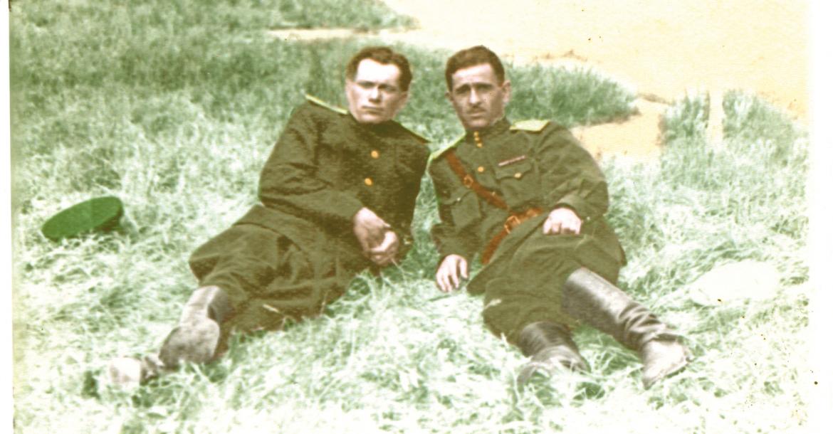 Вахтанг Элошвили на фото справа. 