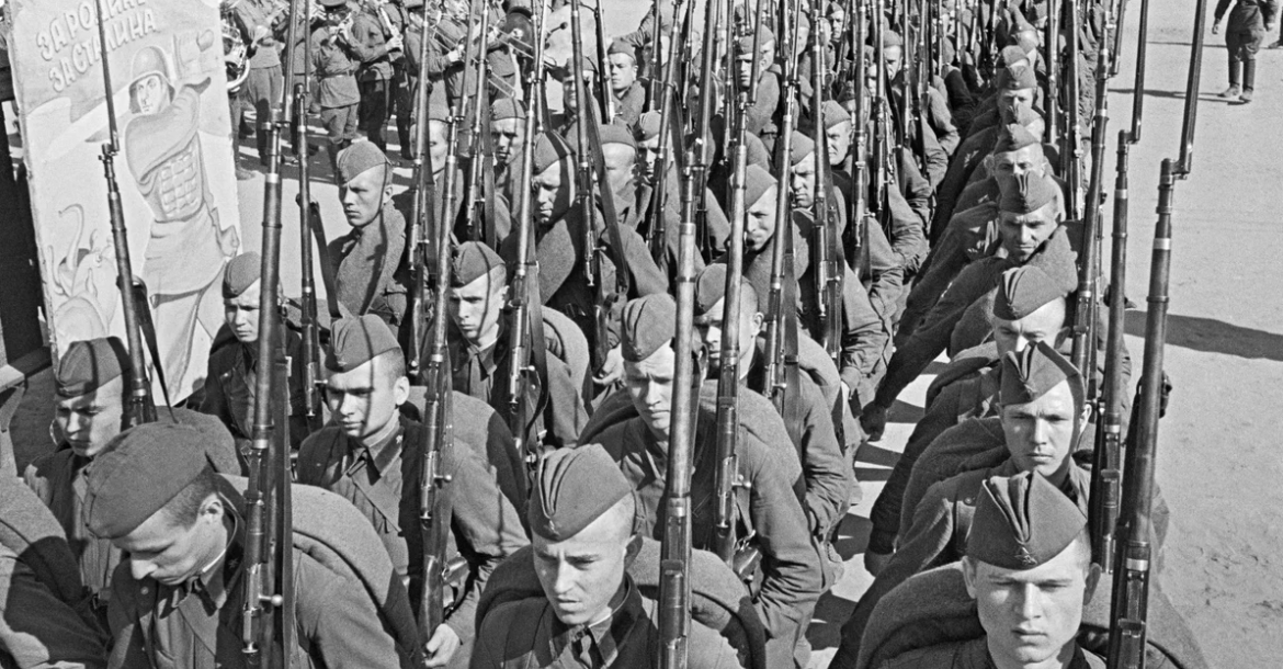 Добровольцы уходят на фронт. Москва, 23 июня 1941 года. Фото Анатолия Гаранина/РИА Новости.
