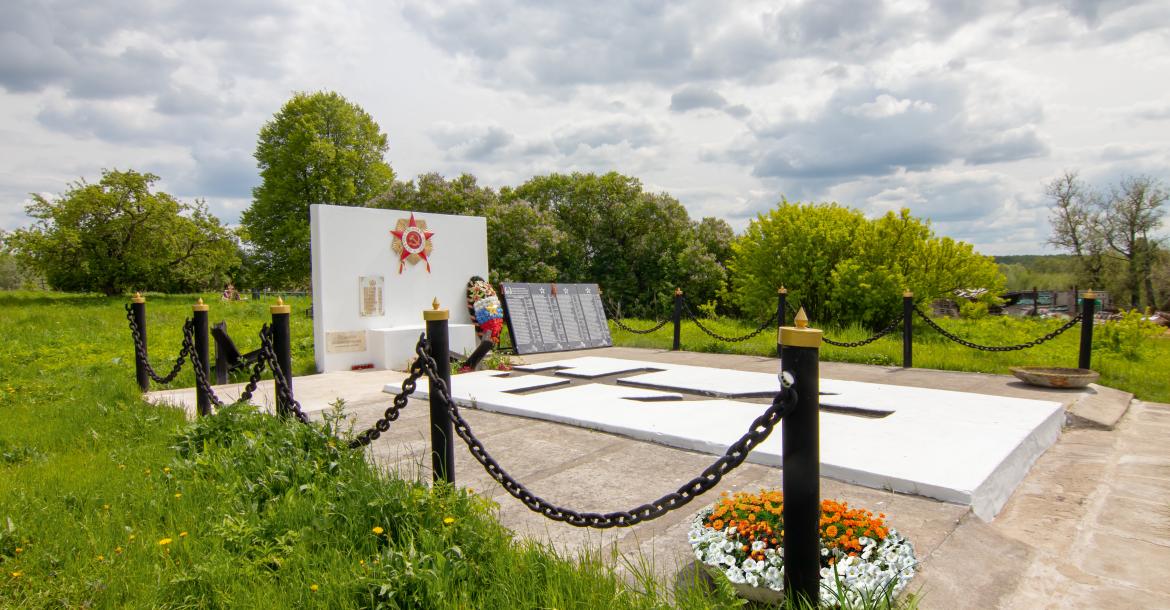 Мемориал в деревне Шатово. 