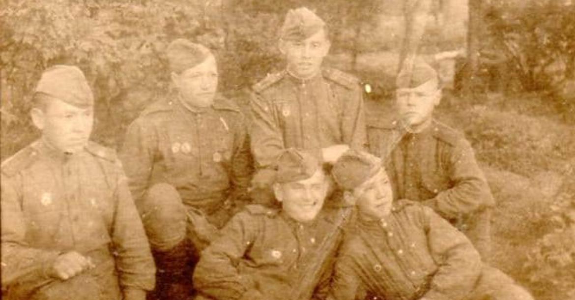 Владимир Сафаров (в нижнем ряду крайний слева) со своими боевыми товарищами.
