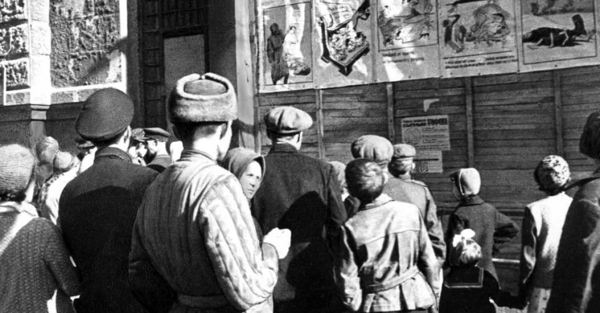 Жители освобожденного города Сталино (Донецка) читают "Окна ТАСС". Сентябрь 1943 года.