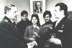 Алексей Егоров и Герой Социалистического Труда Борис Чумак на торжественной церемонии вручения паспортов молодым серпуховичам.