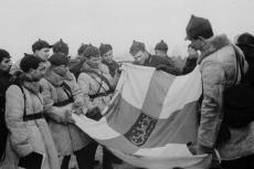 Группа советских командиров и бойцов осматривает отбитое у финнов знамя Шюцкора. 1939 год.